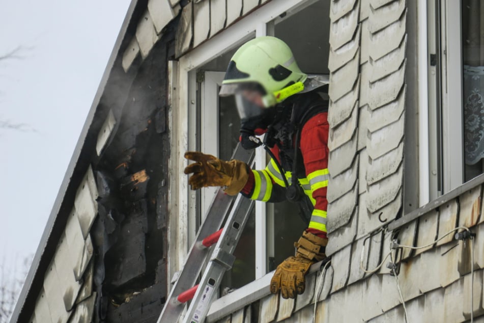 Für die Löscharbeiten musste ein Teil der Fassade entfernt werden.