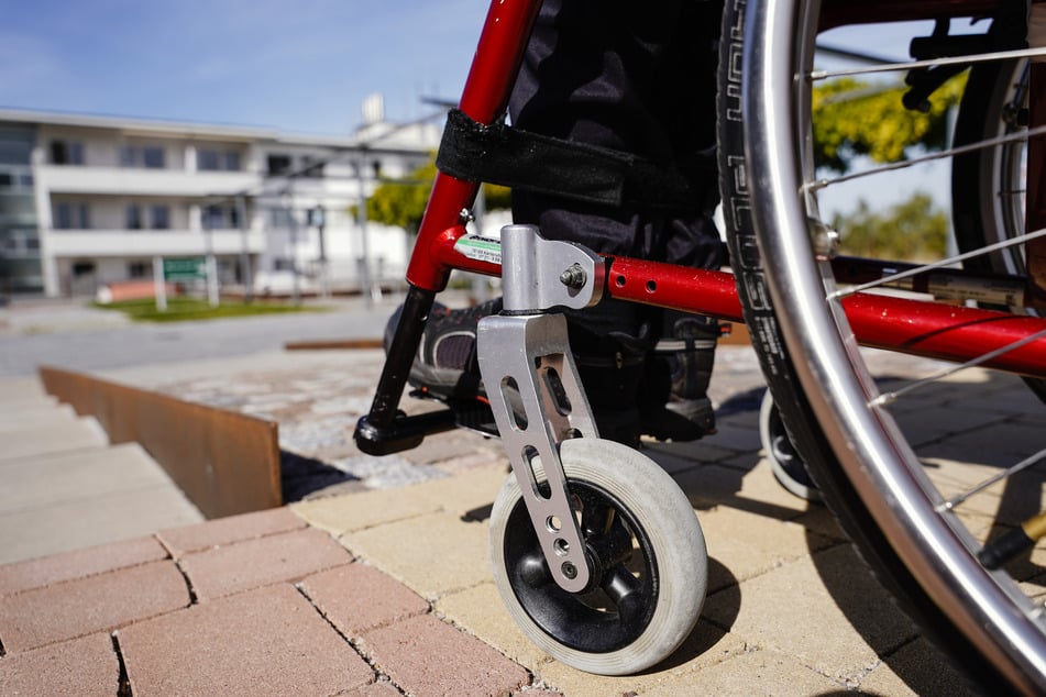 Die 90-Jährige stürzte mit dem elektrischen Rollstuhl - und verstarb einen Tag später an den Folgen ihrer schweren Verletzungen. (Symbolbild)