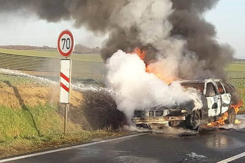 Dicke Rauchsäule! BMW brennt auf Landstraße völlig aus