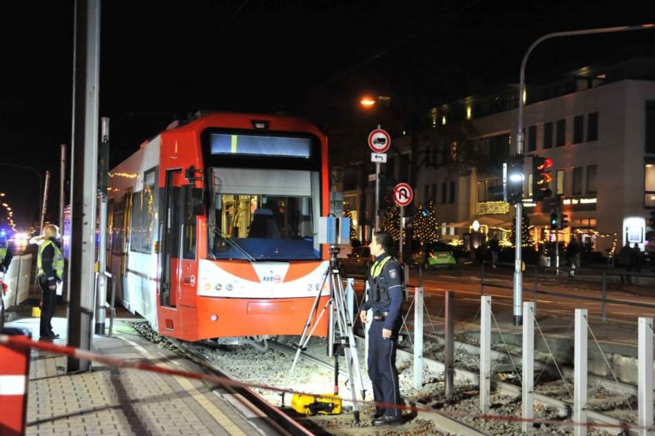 Die Kölner Polizei ist bei einem schweren Unfall auf der Aachener Straße im Einsatz.