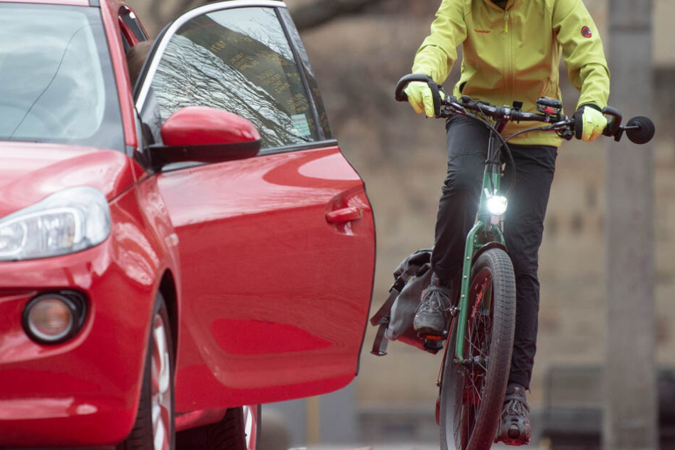 Eine Frau übersah einen Radfahrer und bekam dafür seine Faust zu spüren. (Symbolbild)