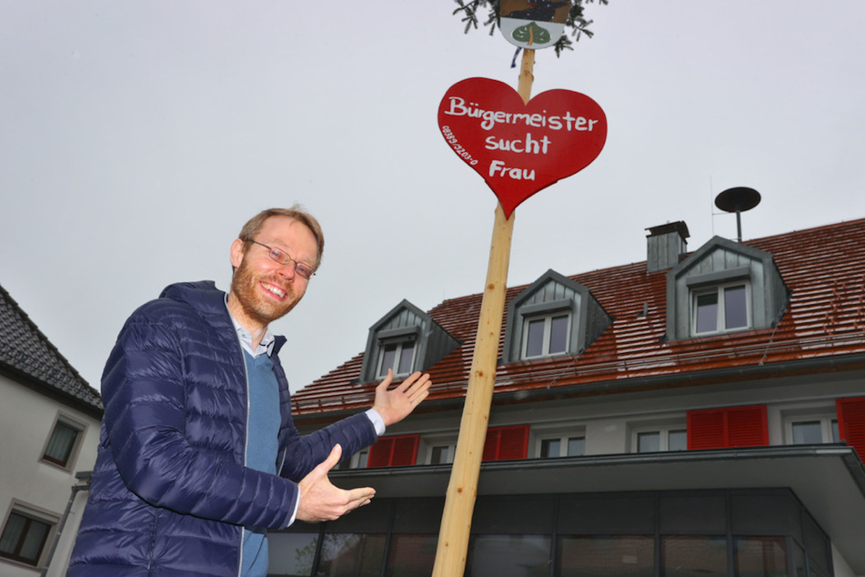 Die Freiwillige Feuerwehr in der Allgäuer Gemeinde sucht mit einem Maibaum eine Frau für Bürgermeister Jörg Aghte (39).
