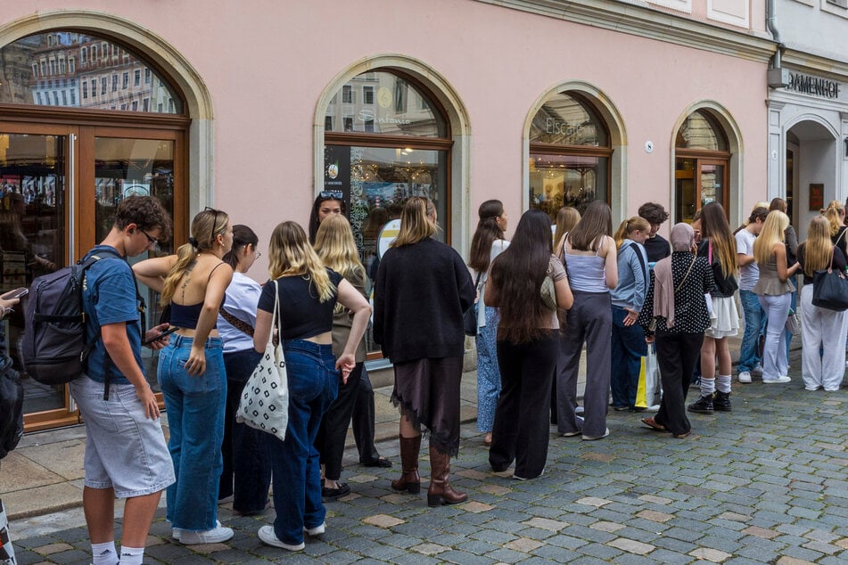 Dresden: Schlange bis zum Dresdner Kulturpalast: Wofür stehen die Leute hier an?