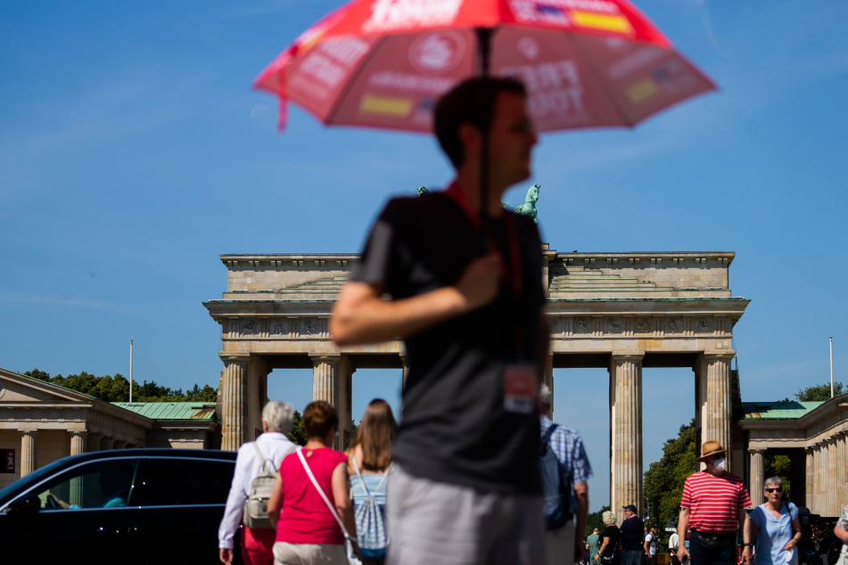 Am Montag könnten Berliner und Touristen wieder einen Sonnenschirm gebrauchen. Es werden bis zu 35 Grad erwartet.