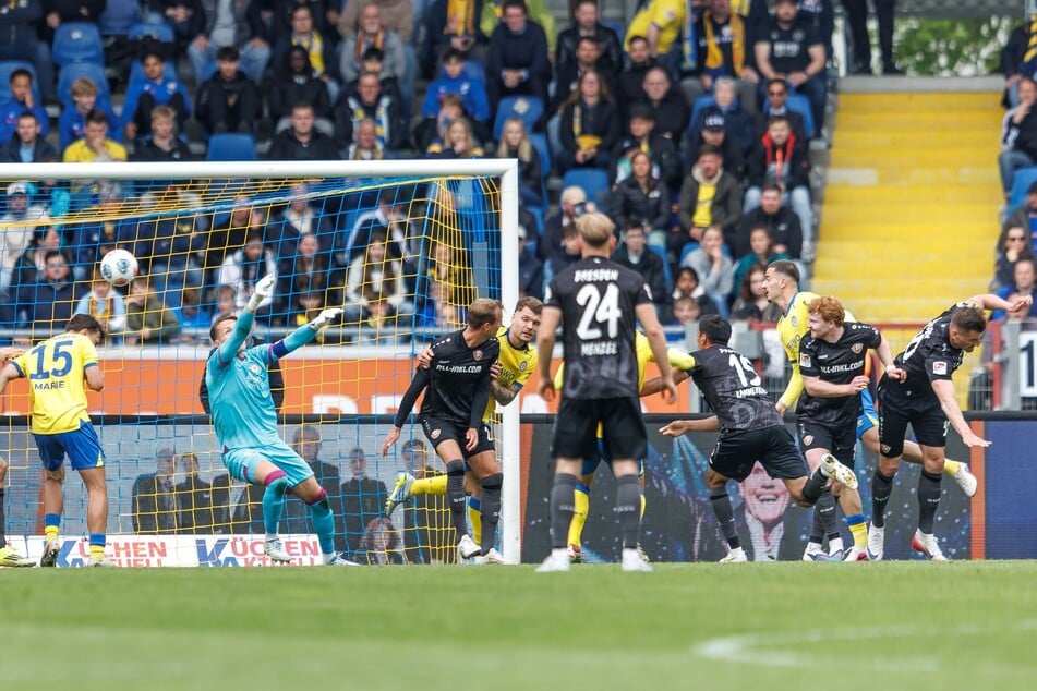 Die Dynamo-Offensive fand am Samstag ihren Meister in Ron-Thorben Hoffmann (2.v.l.).