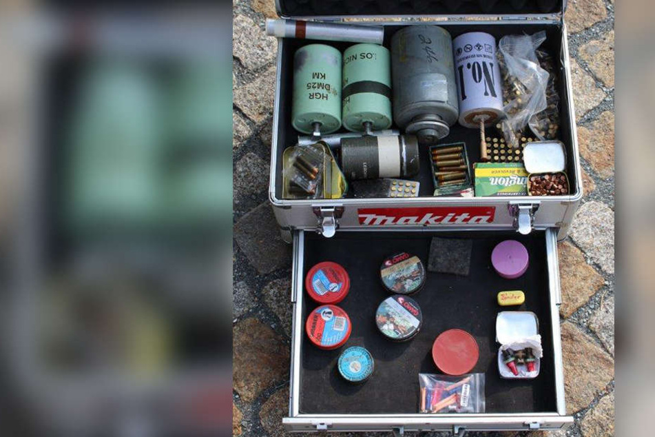 Die Polizei stellte verschiedene Pyrotechnik und Munition sicher.