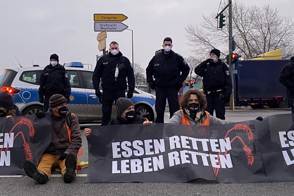 In Berlin-Moabit saß der Klimaaktivist im Februar zusammen mit elf weiteren Personen der Letzten Generation auf der Straße und blockierte den Verkehr.
