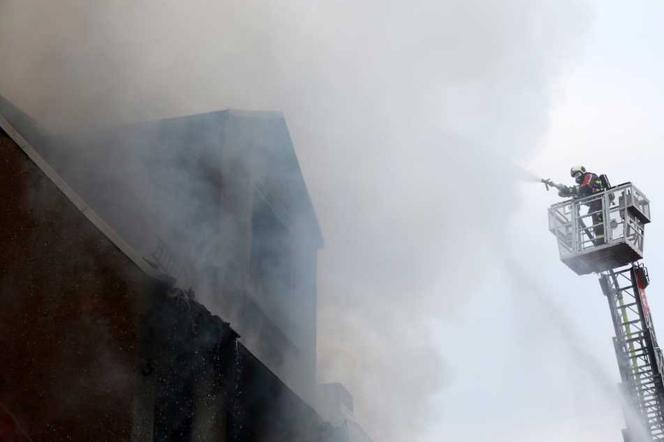 Großbrand in Ronneburg! Mehrere Häuser in Flammen, Feuerwehr kämpft