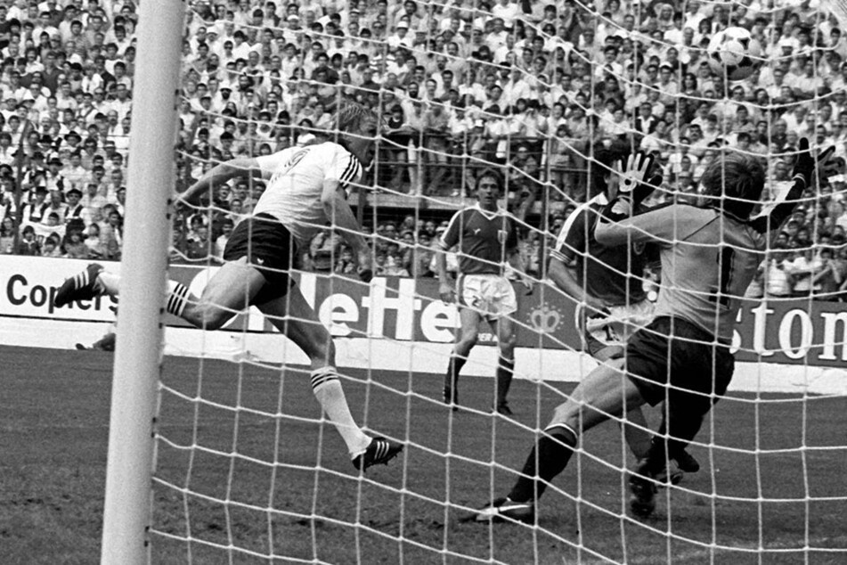 Bei der WM 1982 erzielt Horst Hrubesch (72, l.) in der Vorrunde das 1:0 für Deutschland gegen Österreich. Es folgte ein Nichtangriffspakt, der als "Schande von Gijon" in die Geschichtsbücher einging.