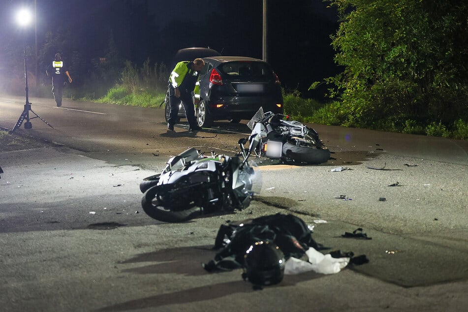 Motorradfahrer kracht in Auto: 24-Jähriger schwer verletzt