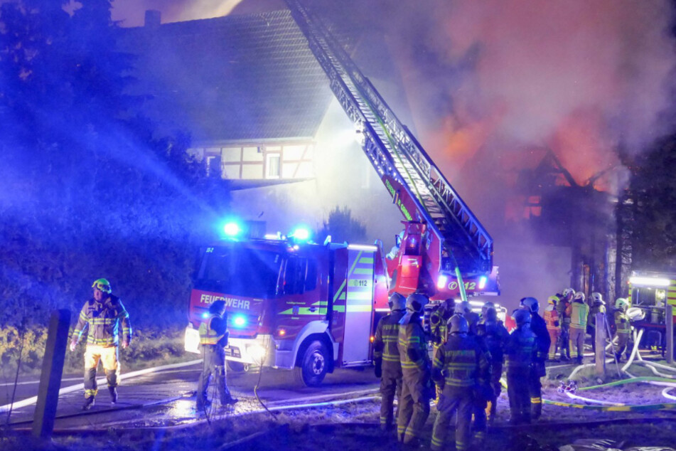 Verheerender Großbrand auf Hof: Über 100 Feuerwehrleute retten Menschen aus Flammen