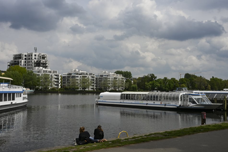 In den kommenden Tagen müssen die Menschen in Berlin und Brandenburg mit Regen und sogar Gewitter rechnen. (Archivbild)