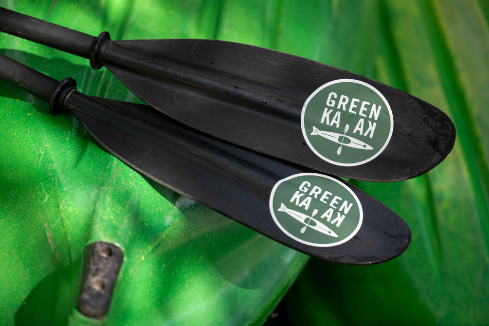 Für zwei Stunden könnt Ihr mit dem "Green Kayak" kostenfrei durch die Gewässer Leipzigs paddeln. Ziel ist es, auf der Strecke Müll einzusammeln.