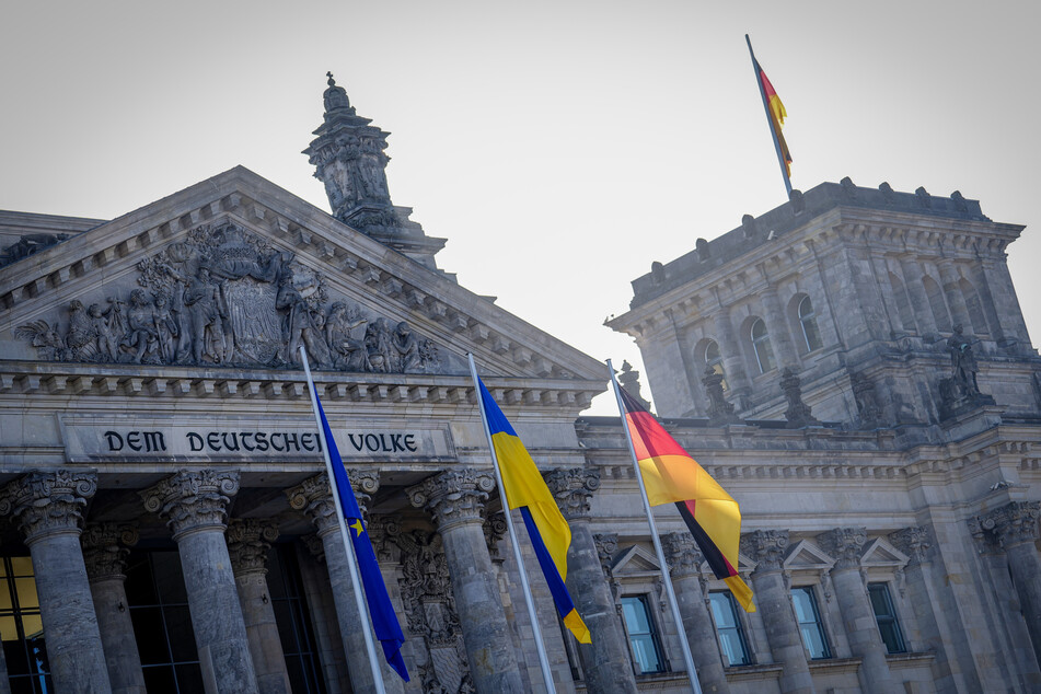 Wie bereits zu Kriegsbeginn wehr auch knapp ein Jahr später die ukrainische Flagge vor dem Deutschen Bundestag.