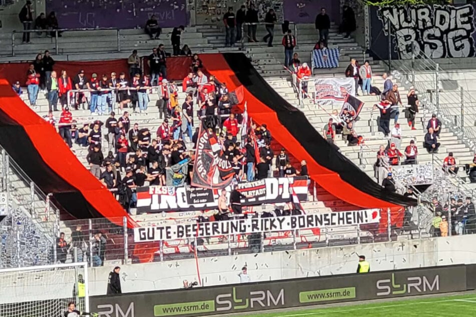 Eine tolle Aktion: Die Gästefans hatten vor ihrem Block ein Spruchband aufgehängt - mit Genesungswünschen für Aue-Spieler Ricky Bornschein.
