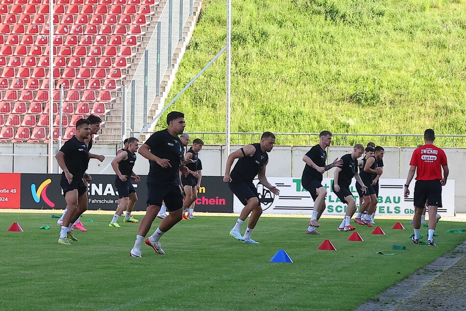 Es war ein schweißtreibender Trainingsauftakt am Mittwoch für die FSV-Kicker in der GGZ-Arena.
