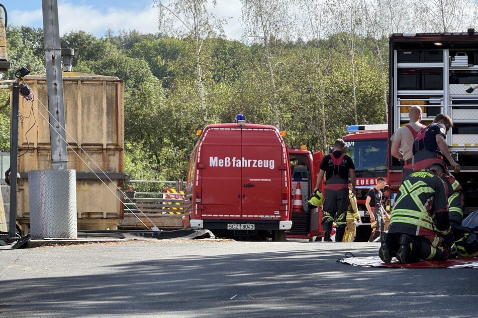 Zahlreiche Einsatzkräfte waren vor Ort. Inzwischen laufen die Ermittlungen.