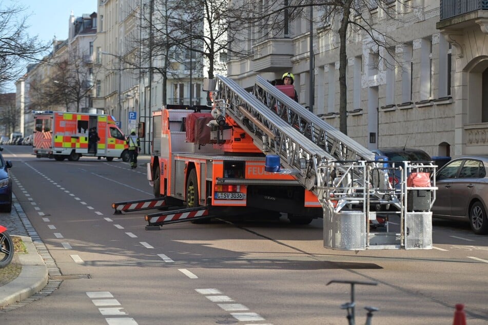 Mithilfe einer Drehleiter wurden die Personen aus der Wohnung gerettet.