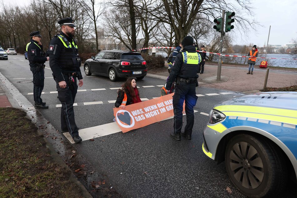 Zwei Aktivisten der "Letzten Generation" haben am Freitagvormittag die Zufahrt zur Kennedybrücke in Hamburg versperrt.