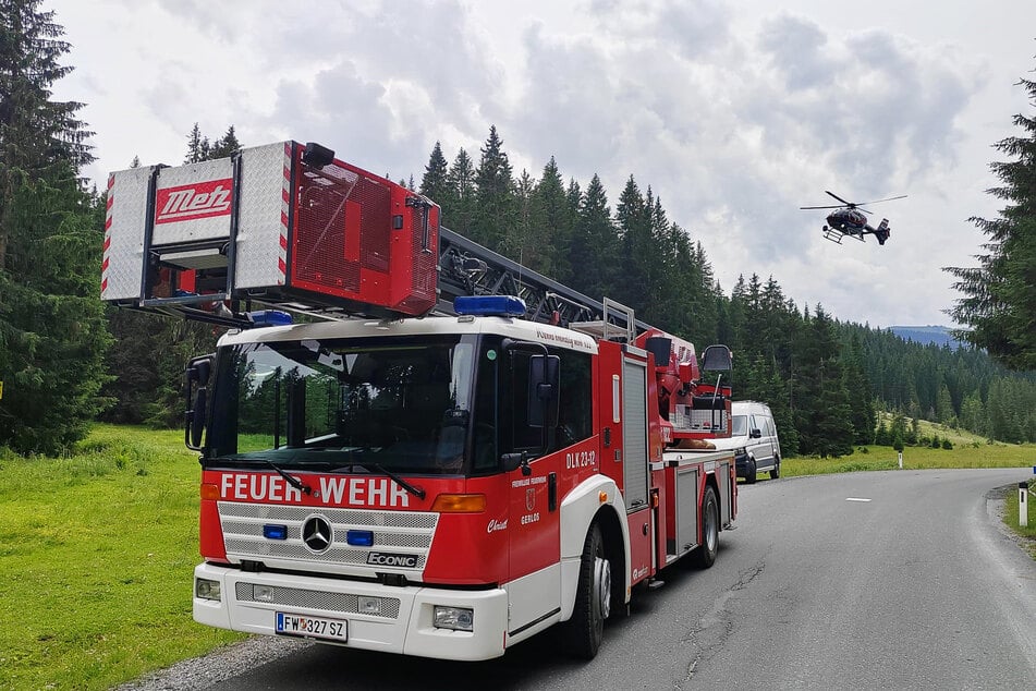 Beim Absturz eines Kleinflugzeugs in Österreich sind laut Polizei mindestens zwei Insassen ums Leben gekommen.