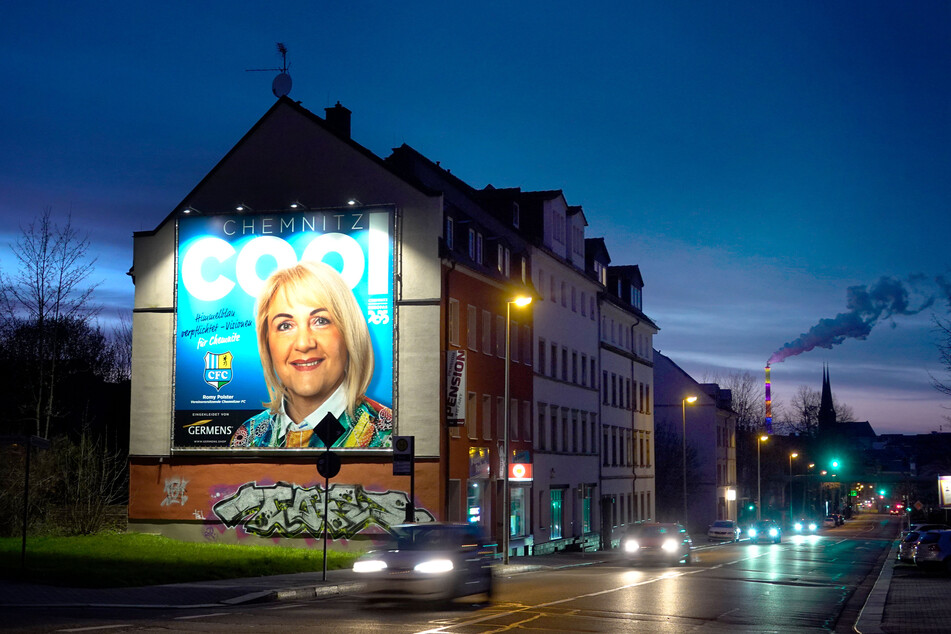 CFC-Vereinschefin Romy Polster wirbt "Cool" im Stadtteil Gablenz. Die Aktion für die Kulturhauptstadt 2025 initierte der Hemden-Designer Germens.