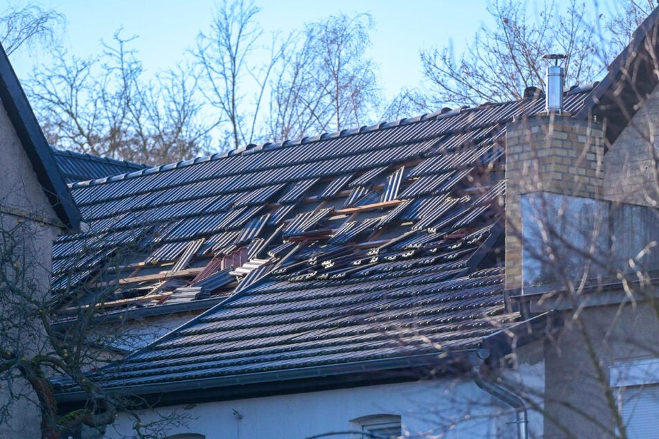 Das Dach war gerade neu gedeckt. Die Druckwelle der Explosion hat zahlreiche Dachziegel weggeschleudert.