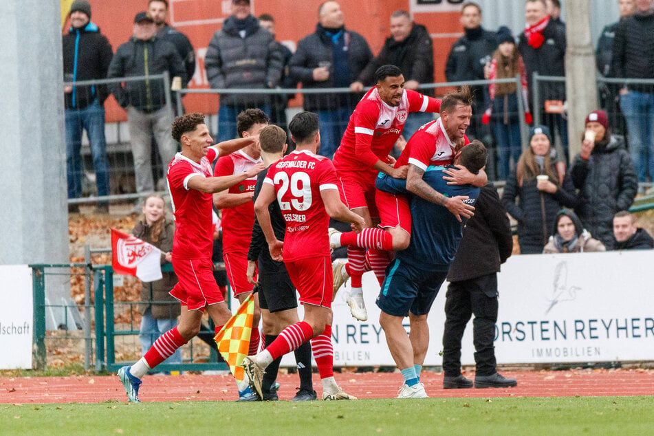 Riesenjubel bei den Greifswaldern: Torschütze Guido Kocer (2.v.r.) springt Trainer Markus Zschiesche an.