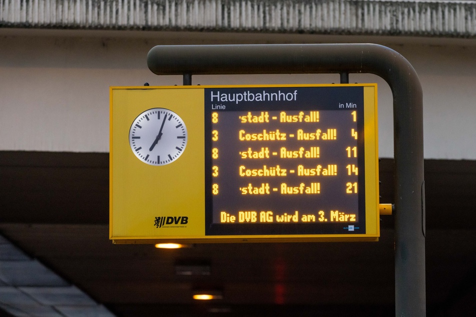 Die DVB-Anzeigetafeln am Dresdner Hauptbahnhof kannten heute nur einen Status: "Ausfall!"