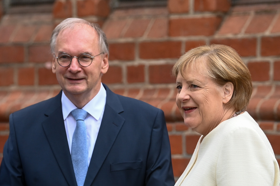 Sachsen-Anhalts Ministerpräsident Reiner Haseloff (67, CDU) will Ex-Kanzlerin Angela Merkel (67, CDU) im Auftrag des Schuhmuseums Weißenfels nach einem Paar ihrer Schuhe fragen. (Archivbild)