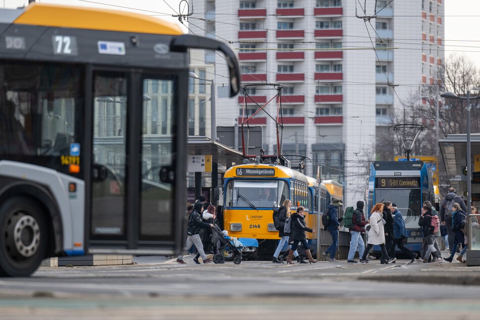 Ob aus Zeitdruck, Ungeduld oder um die Bahn noch zu erwischen - immer wieder werden rote Ampeln ignoriert.