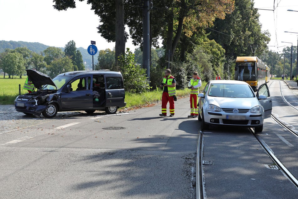 Nach dem Unfall stand der VW Golf auf den Straßenbahnschienen. Dadurch kamen Fahrgäste zunächst nicht weiter.