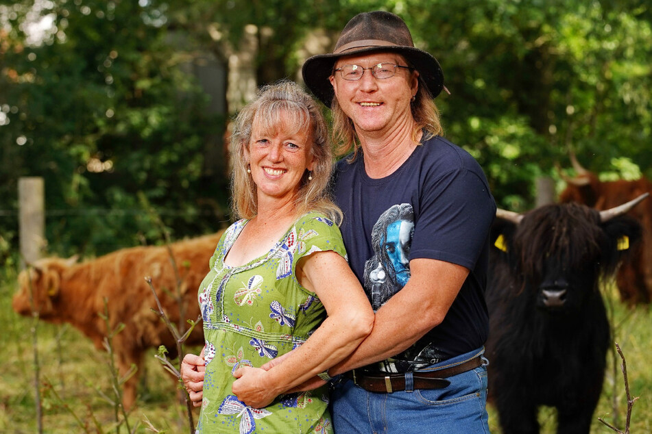 Geben ein süßes Paar ab: Rinderwort Lutz (52) und seine Hofdame Steffi (54) kommen sich bei "Bauer sucht Frau" näher.