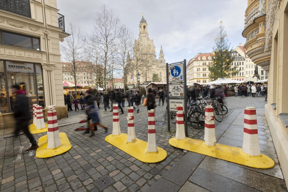 Stählerne Poller miemen die Sicherheit.