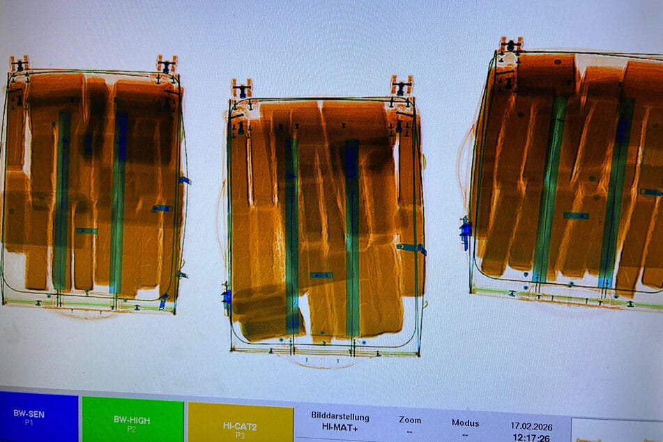 Eine Röntgenaufnahme der drei Koffer, die insgesamt etwa 83 Kilogramm Kokain enthielten.
