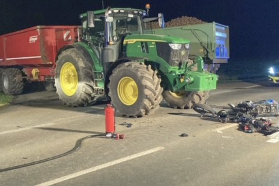 Der Traktor hatte beim Einfahren auf die L91 in Bergheim den 20-jährigen Motorradfahrer erfasst.