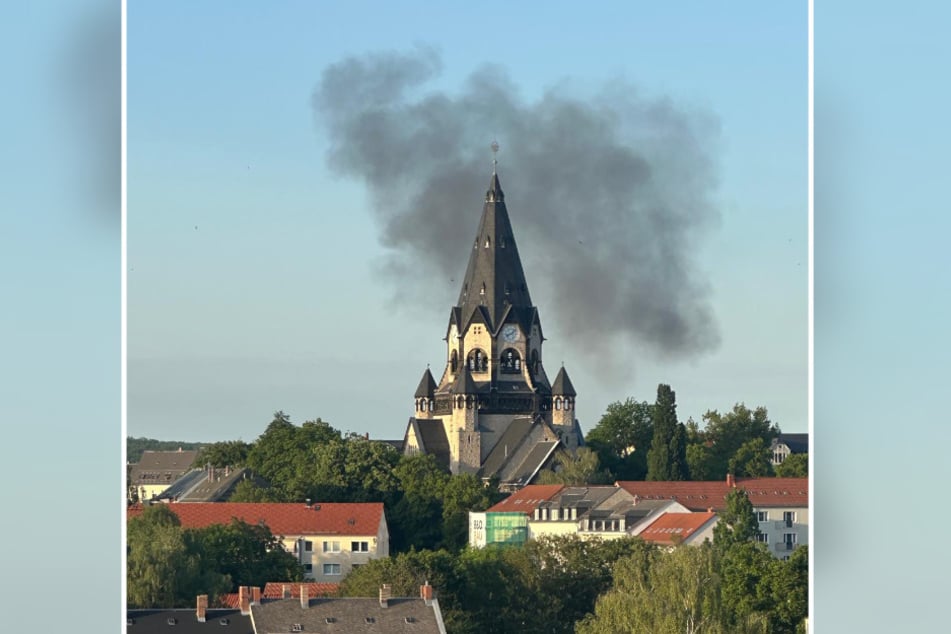 Eine große Rauchwolke steigt über dem Yorckgebiet auf.