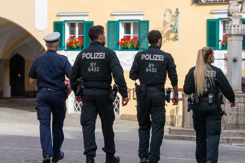 Polizisten laufen durch die Fußgängerzone der Berchtesgadener Innenstadt.