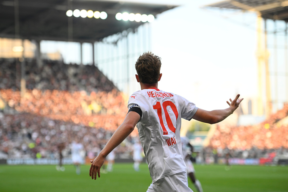 Paul Wanner dreht nach seinem Bundesliga-Premierentreffer gegen St. Pauli zum Jubeln ab.