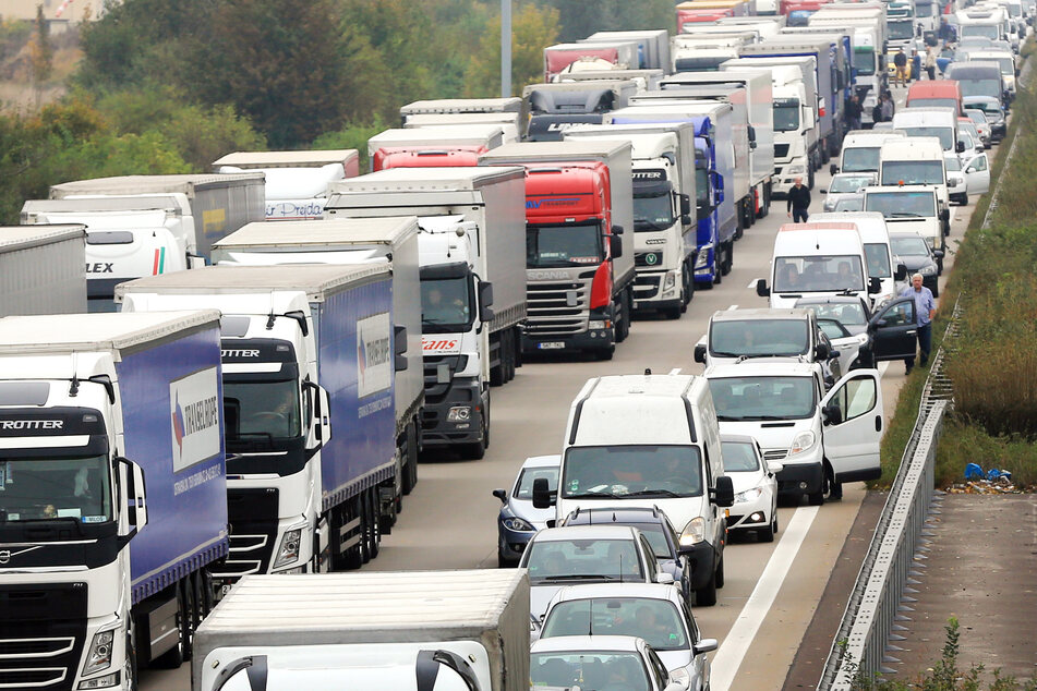 Der ADAC erwartet wieder mehr Staus auf Sachsen-Anhalts Straßen: Besonders auf der A2 könnte es länger dauern. (Archivbild)