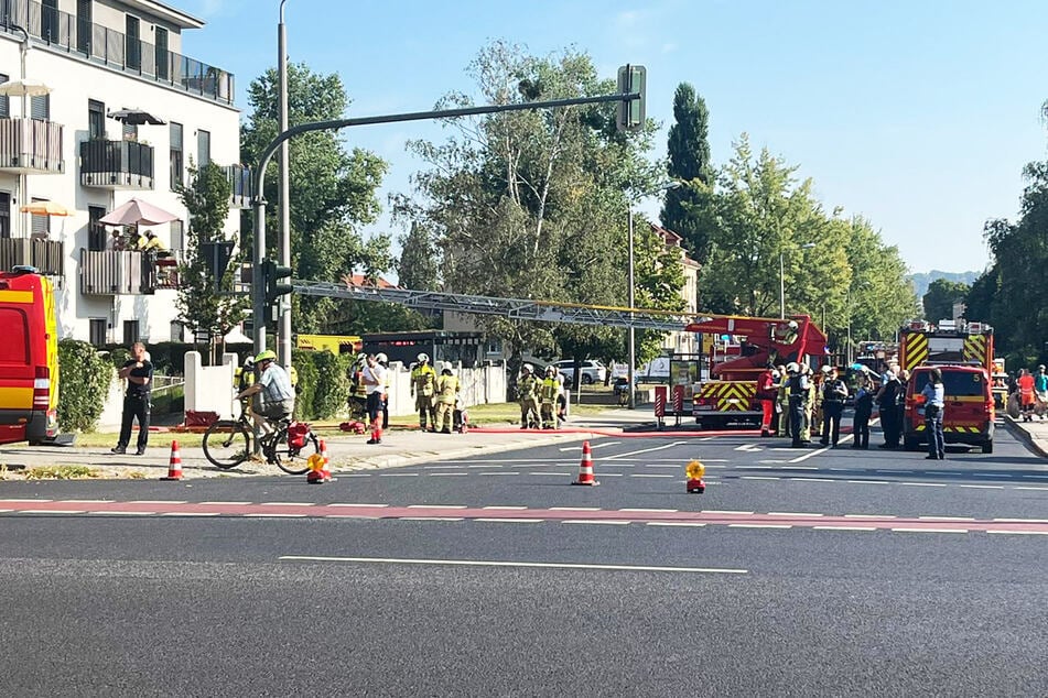 Zwei Personen wurden von der Feuerwehr gerettet. Dabei kam auch die Drehleiter zum Einsatz.