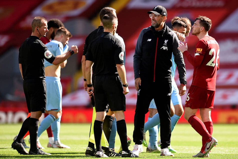 Jürgen Klopp (57, 2.v.r.) diskutierte zu seiner Trainer-Zeit gern mit den Schiedsrichtern.