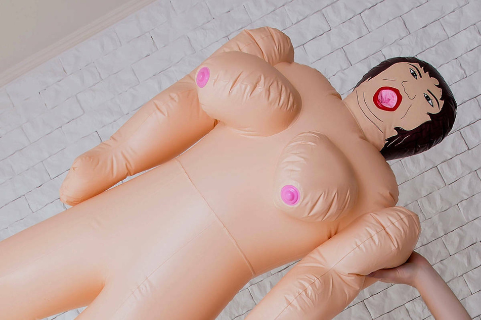 Die Polizei fahndet nun nach der Person, die die Sex-Puppe im Wald entsorgt hat. (Symbolbild)