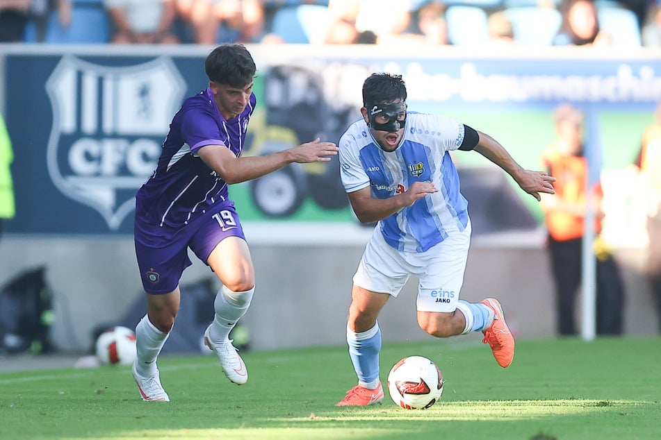 CFC-Spieler Roman Eppendorfer (23, r.) muss nach einem Nasenschlag eine Maske tragen. Dennoch zeigt er überragende Leistungen.