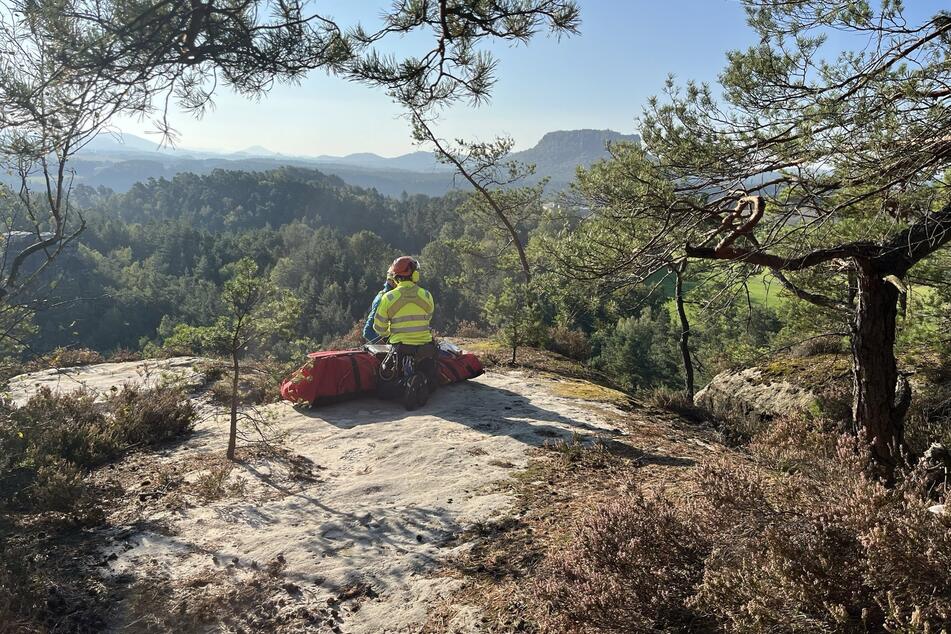 Retter der Bergwacht befreiten am Sonntagmorgen einen Verunglückten aus einer Schlucht am Rauenstein.