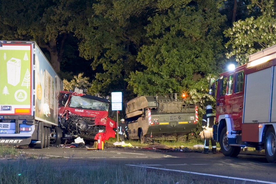 Sattelzug kracht in Militärkonvoi: Vier Personen verletzt, eine davon schwer