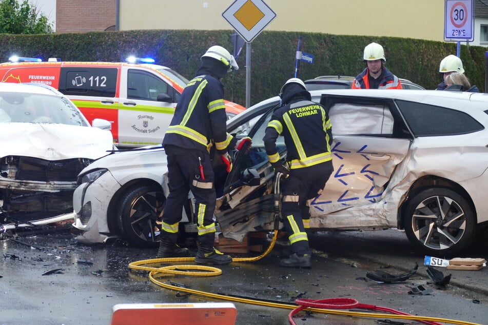 Nach einem heftigen Unfall in Lohmar musste ein Fahrer (49) von der Feuerwehr aus seinem Auto befreit werden.