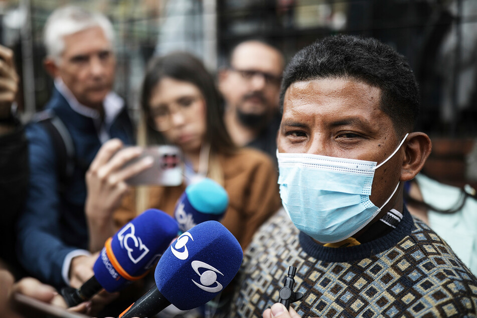 Manuel Ranoque, der Vater der vier Kinder, spricht vor dem Eingang des Militärkrankenhauses über die Drohungen gegen ihn.
