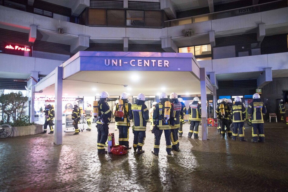 Das Feuer im Uni-Center Köln war am Donnerstagabend (26. Januar) in einem Kellerabteil im vierten Stock des Gebäudes ausgebrochen.