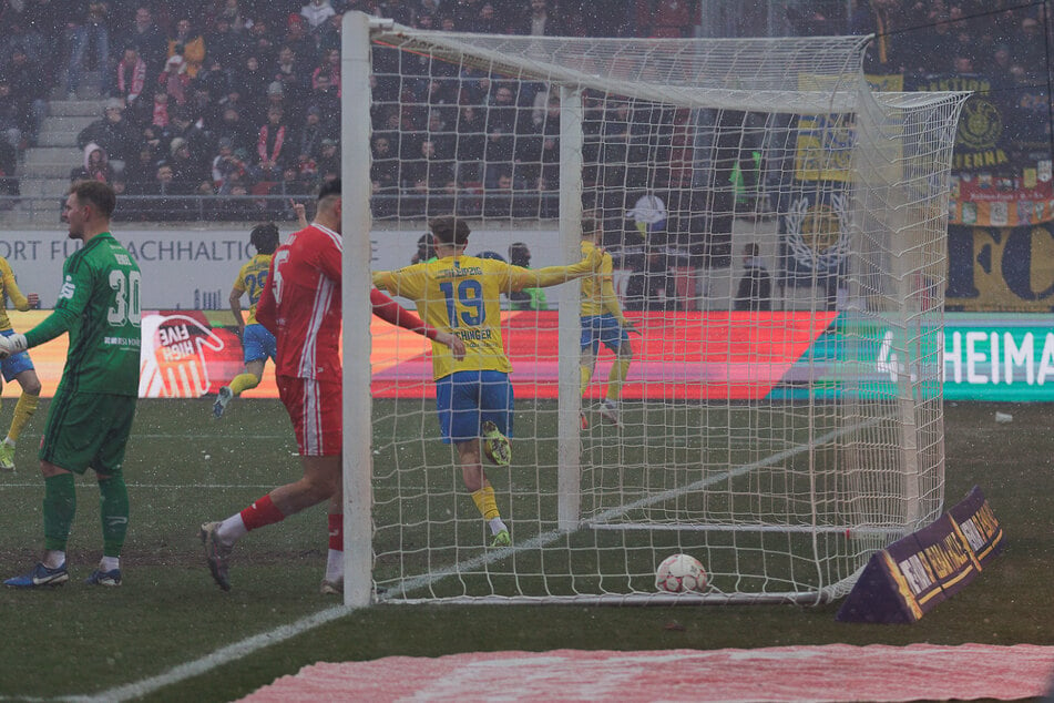 Vorlagengeber Noel Eichinger (Nr. 19) dreht nach dem 1:0 zum Jubel ab.