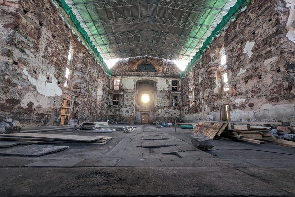 Ein Blick in den Innenraum der ausgebrannten Stadtkirche zeigt, wie hoch die Schäden sind.